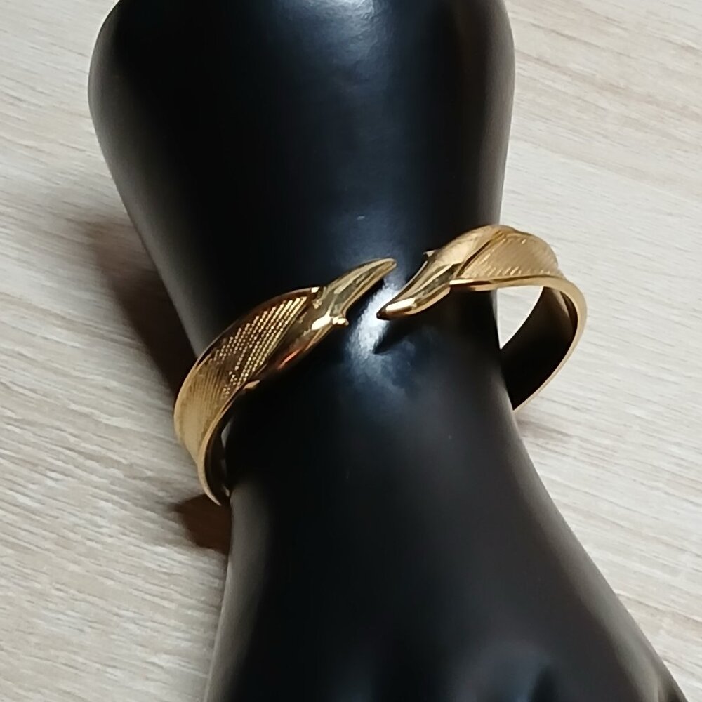Monet Gold Tone Hinged Bangle Bracelet Vintage Costume Jewelry #55